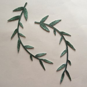 シダレヤナギの葉をアイロンで縫い付けた刺繍パッチアップリケバッジ