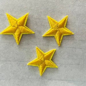 Set med 3 broderade strykmärken med gula stjärnor (2,9 cm)