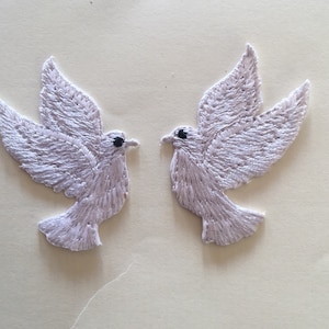 Parche bordado termoadhesivo o para coser con diseño de palomas de la paz.