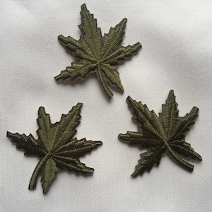Juego de 3 parches bordados con hojas de color verde militar para coser con plancha