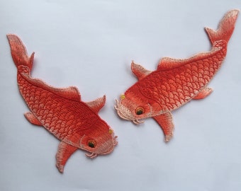Une paire d'insigne d'appliqués brodés à coudre poisson rouge