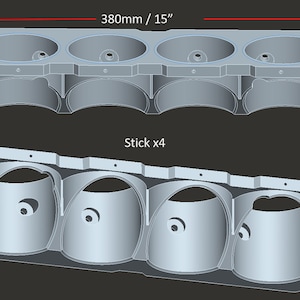 以下が含まれることがあります： ろうそくを作るための灰色の金属製の型4個セット。型は長さ380mmで、棒状のデザインになっています。「Stick x4」と印刷されています。