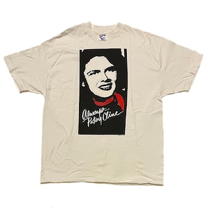 Puede incluir: Camiseta de color crema con un retrato en blanco y negro de una mujer y una bufanda roja. El texto "Always... Patsy Cline" está escrito debajo del retrato en cursiva. La camiseta es de cuello redondo.