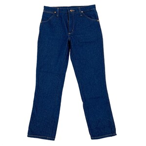 K&ouml;nnte beinhalten: Dunkelblaue Jeans mit klassischem F&uuml;nf-Taschen-Design. Die Jeans haben einen Knopf- und Rei&szlig;verschluss sowie goldfarbene Nieten und N&auml;hte. Der Straight-Leg-Stil ist in dieser Aufnahme zu sehen.