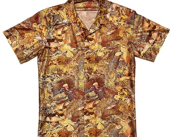 Pode incluir: Uma camisa de botões de manga curta com um padrão marrom e dourado com pássaros e folhas. A camisa tem gola e um caimento relaxado.