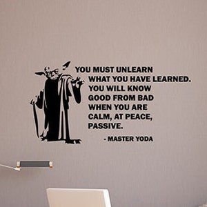 Puede incluir: Pegatina de pared en blanco y negro con la silueta de Yoda de Star Wars y una cita: "Debes desaprender lo que has aprendido. Sabrás distinguir el bien del mal cuando estés tranquilo, en paz, pasivo. - Maestro Yoda"
