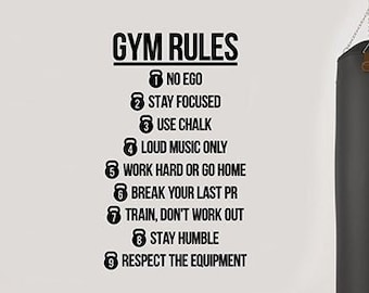 Könnte beinhalten: Schwarz-weißes Schild mit Gym-Regeln mit einer Liste von neun Regeln, darunter "Kein Ego", "Konzentriert bleiben" und "Ausrüstung respektieren". Im Hintergrund hängt ein schwarzer Boxsack.