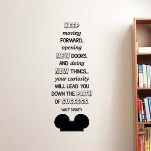 Calcomanía para pared con frase "Keep Moving Forward", pegatina de vinilo de Mickey Mouse para inspirar el éxito familiar, arte para el hogar, decoración para habitación infantil, 58qs