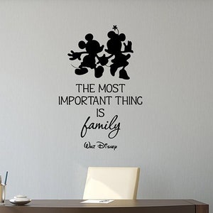 Lo más importante es la calcomanía de pared familiar, pegatina de vinilo con cita de Mickey y Minnie, arte de pared para el hogar, habitación de los niños, decoración del dormitorio, póster de regalo 2qs