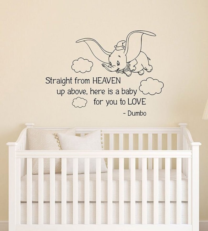 Puede incluir: Ilustraci&oacute;n en blanco y negro de Dumbo el elefante volando con una cita que dice "Straight from HEAVEN up above, here is a baby for you to LOVE - Dumbo".