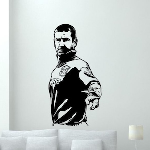 Puede incluir: Silueta en blanco y negro de un jugador de fútbol que lleva una camiseta con la palabra "SHARP" en ella.