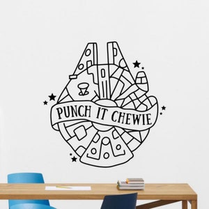 Può includere: Illustrazione in bianco e nero di arte di linea della nave spaziale Millennium Falcon con il testo "Punch it Chewie" su uno stendardo. L'immagine include piccole stelle intorno alla nave spaziale.