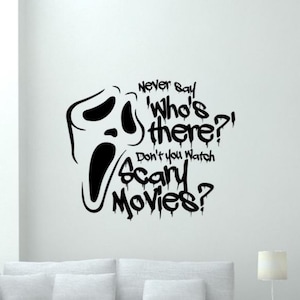 Calcomanía de película de miedo, vinilo, pegatina de pared, arte de pared, nunca digas quién está allí, no veas películas de miedo, letrero, decoración de asesinos, póster, Mural, regalo 2525