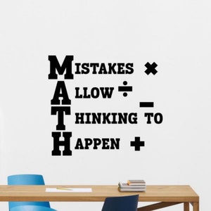 Pode incluir: Adesivo de parede preto e branco com a palavra "MATH" escrita verticalmente. Cada letra está emparelhada com um símbolo matemático e uma palavra. As palavras são "Mistakes", "Allow", "Thinking" e "Happen".