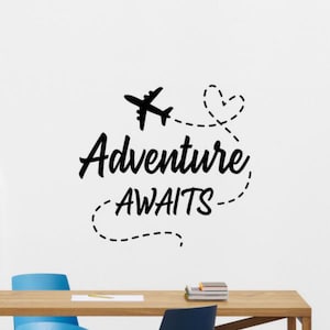 Aventura espera pared calcomanía vinilo pegatina avión pared arte vivero signo viaje decoración niños habitación cartel mural vacaciones regalo plantilla 2510
