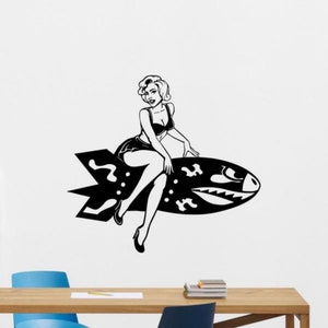 Pin Up Girl on Bomb Wandtattoo Vinyl Sticker Woman on Rocket Wandkunst Retro Pinup Girl Decor Room Sign Military Poster Wandbild Geschenk 2640
