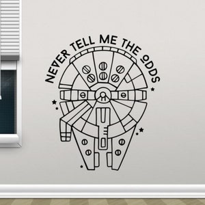 Könnte beinhalten: Schwarz-weißes Wandtattoo mit Linienkunst, das das Raumschiff Millennium Falcon aus Star Wars zeigt. Das Wandtattoo enthält den Text "Sag mir niemals die Chancen."