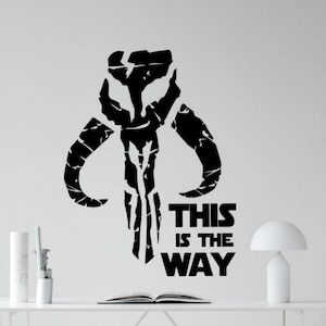 Könnte beinhalten: Schwarz-weiße Wandaufkleber mit dem Symbol des Mandalorians und dem Text "This is the way".