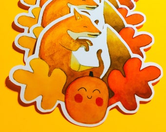 Op de afbeelding: Een rij stickers met een vos die een glimlachende pompoen vasthoudt. De stickers zijn aquarel illustraties in de kleuren oranje, bruin en geel.