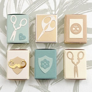 Streichholzschachteln zum Thema Nähen, gefüllt mit niedlichen kleinen Stanzteile, Scheren, Knöpfe, Schnurrbärte, Scrapbooking, Journaling, Kartenherstellung, Basteln
