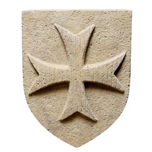 Blasons templiers, en véritable pierre moulée, aspect ancien