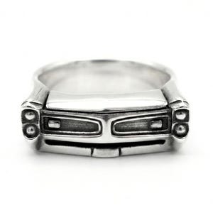 Pontiac GTO 1966 – Anillo Statement de Plata 925 Maciza | Homenaje Artesanal al Diseño de Muscle Cars Americanos