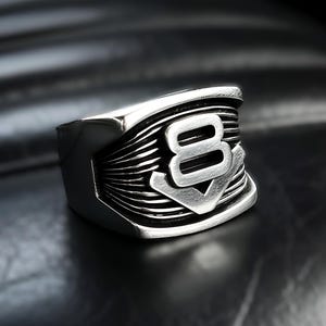 Anillo sello V8 en plata 925 | Joyería Hot-Rod & Muscle Car para hombre | Anillo artesanal para amantes del motor | Emblema de coche clásico