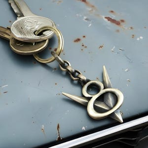 Portachiavi V8 Vintage Fatto a Mano | Gioiello Auto Unico | Regalo Appassionato US Cars