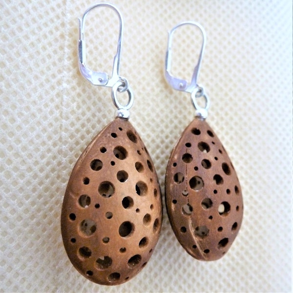 Boucles d'oreilles Hols faites à la main, naturelles et élégantes - boucles d'oreilles faites à la main en bois de noyau d'abricot