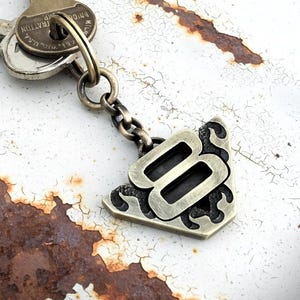 Llavero V8 con llamas – en latón o plata 925, regalo para amantes de autos clásicos y muscle cars
