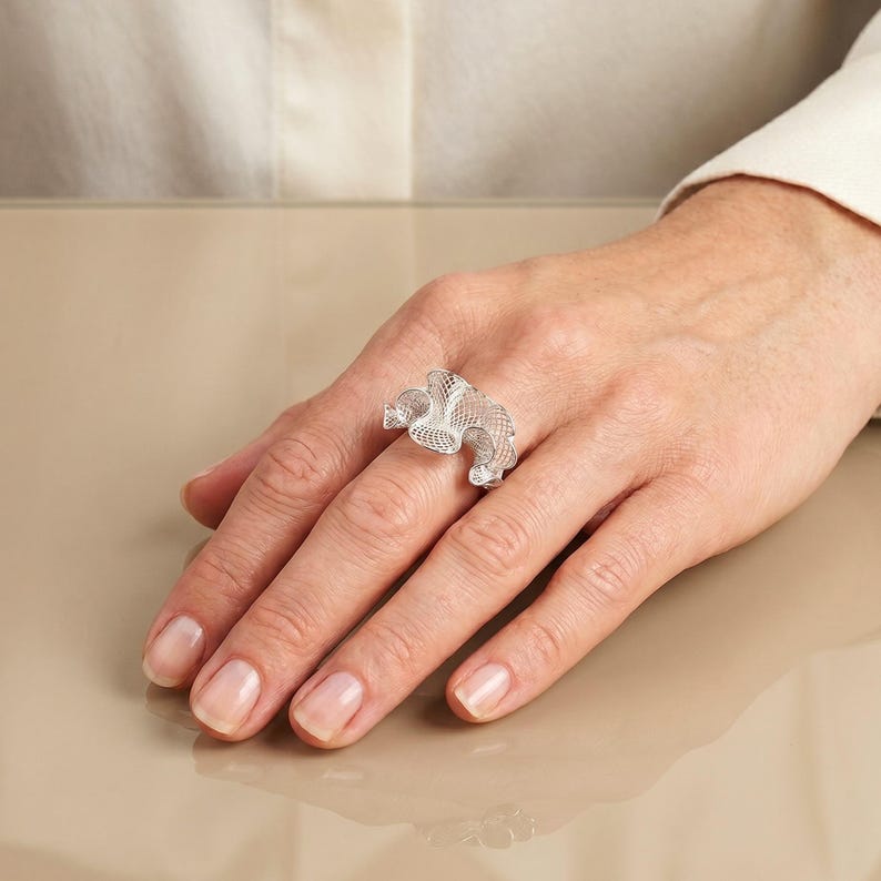 Geometrischer Fantasie Ring als fertiges Schmuckstück am Finger getragen