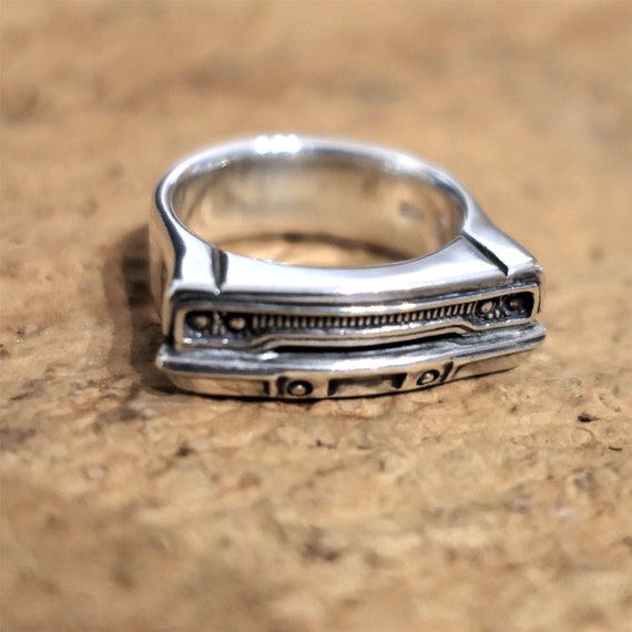 Car enthusiast wedding ring | Beachweddingtips.com
