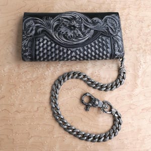 schwarzer geldbeutel mit kette