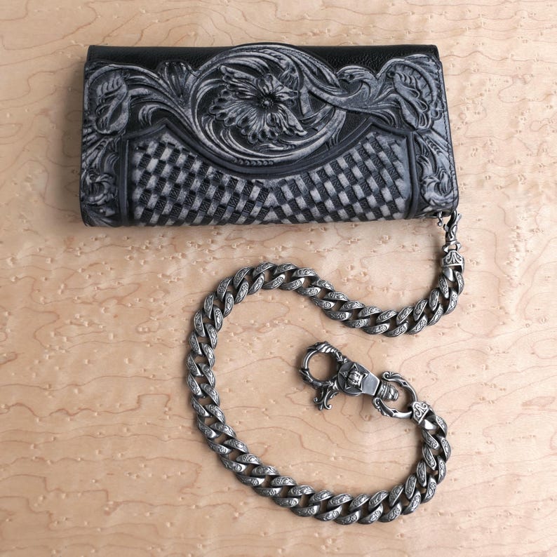 schwarzer geldbeutel mit kette