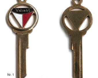 Può includere: Due chiavi dorate con un foro per la chiave e una testa rotonda. Una chiave ha un emblema in smalto rosso, bianco e nero con la parola "Valiant" su di essa. L'altra chiave ha una testa rotonda semplice.