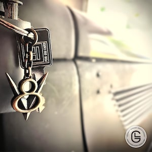 V8 Schlüsselanhänger Vintage Silber & Messing | V8 Emblem Anhänger | Oldtimer Geschenk | Muscle Car Oldtimer | Stylisches Hotrod Accessoire