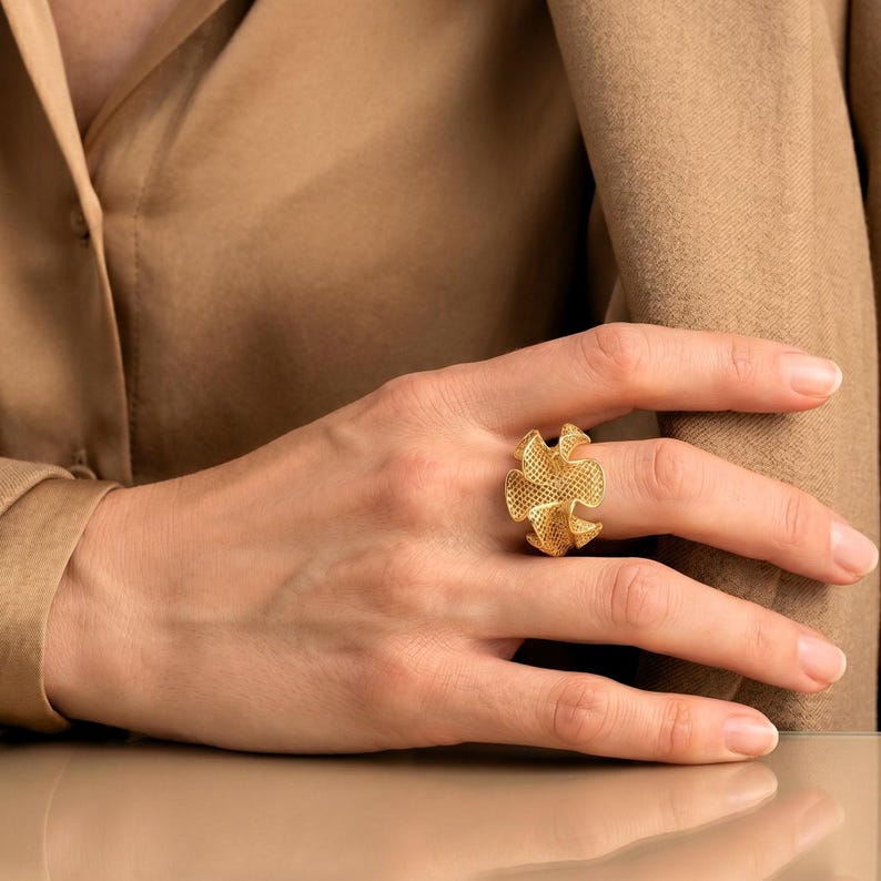 Organischer Fantasie Ring als fertiges Schmuckstück am Finger getragen