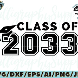 Puede incluir: Diseño gráfico en blanco y negro de un gorro de graduación y el texto "CLASS OF 2033".