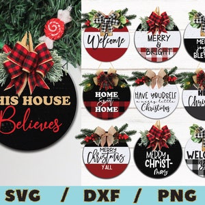 Puede incluir: Diez colgantes redondos para puerta de Navidad en blanco y negro con lazos de cuadros rojos y negros. Los colgantes para puerta presentan varios lemas navide&ntilde;os, que incluyen "Bienvenido", "Feliz y brillante", "Feliz, alegre y bendecido", "Esta casa cree", "Hogar dulce hogar", "Tenga usted una peque&ntilde;a Navidad feliz", "Feliz Navidad", "Feliz Navidad a todos", "Feliz Navidad", y "Bienvenido a todos".