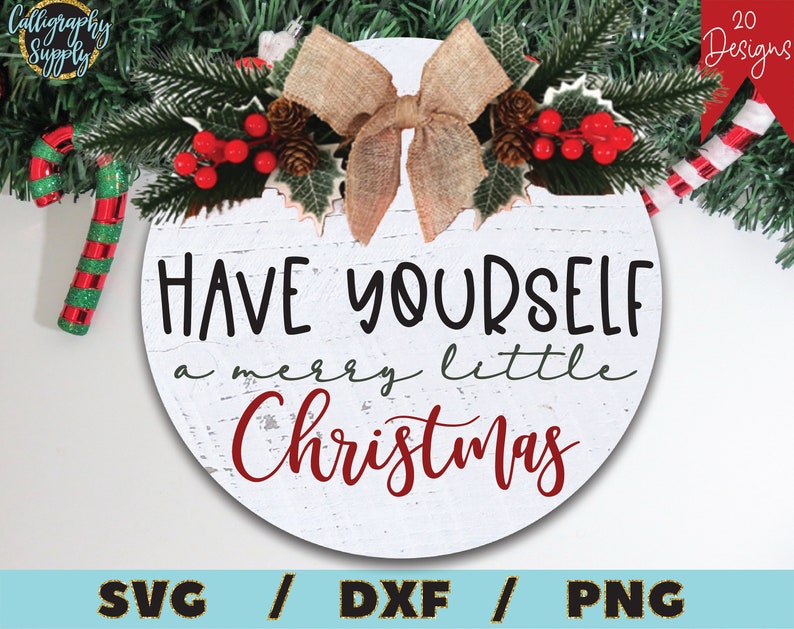 Puede incluir: Un letrero redondo de madera blanca con un fondo rojo desgastado y el texto "HAVE YOURSELF a merry little Christmas". El letrero est&aacute; decorado con un lazo marr&oacute;n, ramas de pino y bayas rojas.