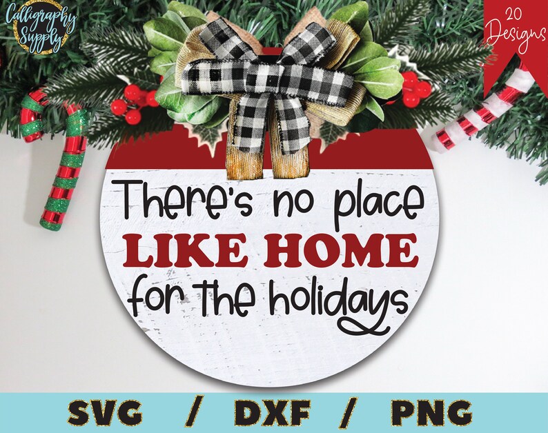 Puede incluir: Un letrero redondo de madera blanco y rojo con el texto "There's no place LIKE HOME for the holidays" en letras negras. Un lazo a cuadros blanco y negro con una cinta de arpillera marr&oacute;n est&aacute; en la parte superior del letrero.