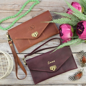 Cartera cruzada de cuero artesanal con correa para la muñeca para mujer: Mantén tus objetos esenciales a mano y tu estilo impecable.