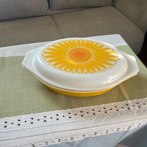 Sunflower Pyrex 1 1/2 Quart Casserole Dish with Lid