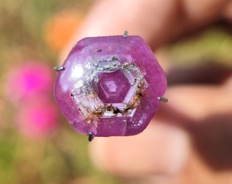 RUBY - Cristal hexagonal de rubí - Portal Ruby Cabochon - joyería de rubí - cristal curativo - familia de cristales de corindón