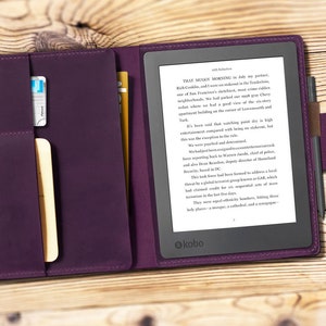 Gepersonaliseerde handgemaakte leren hoes voor Kobo Elipsa 2E, Elipsa Pack Sage met een telefoonvak voor een verbeterde Kobo E-Book-ervaring.