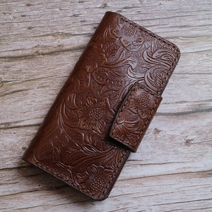 Funda tipo cartera para Samsung Galaxy S25 Edge, S25 Ultra, S24 FE, S23+, S21+, S24 Ultra, S23 FE, hecha a mano, de cuero repujado, con carga inalámbrica y iniciales.