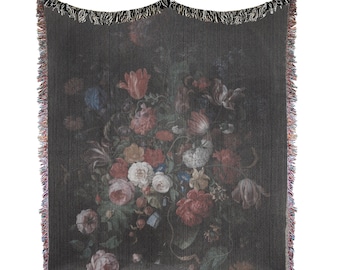 Manta de tecido floral escuro: Decoração gótica estilo cottagecore, arte botânica vintage vitoriana em tons escuros.