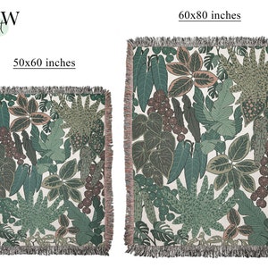 Może przedstawiać: Dwa tkane narzuty z motywem botanicznym. Mniejszy koc ma wymiary 127x152 cm, a większy 152x203 cm. Koce mają kremowe tło z zielonymi, brązowymi i r&oacute;żowymi ilustracjami roślin oraz frędzlami na krawędziach.