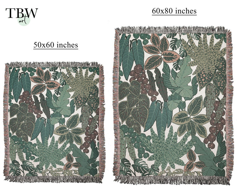 Może przedstawiać: Dwa tkane narzuty z motywem botanicznym. Mniejszy koc ma wymiary 127x152 cm, a większy 152x203 cm. Koce mają kremowe tło z zielonymi, brązowymi i r&oacute;żowymi ilustracjami roślin oraz frędzlami na krawędziach.