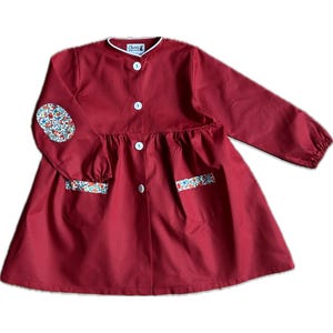 Personalisierte violett rote Schulschürze Bluse